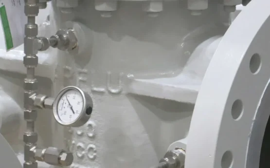 Manómetro de presión en sistema de tuberías, control de fluidos y medición industrial.