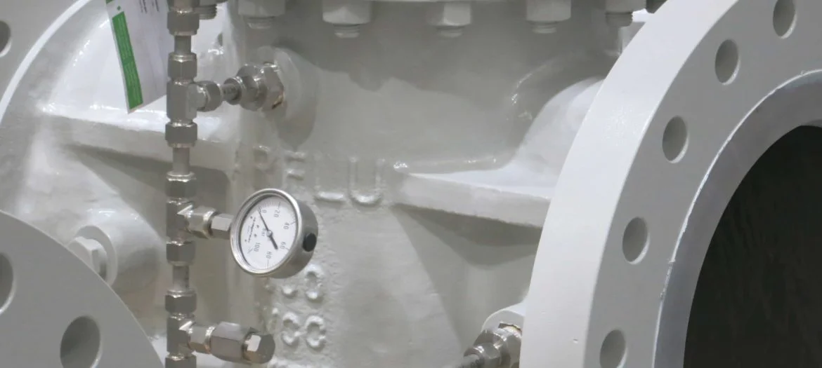 Manómetro de presión en sistema de tuberías, control de fluidos y medición industrial.