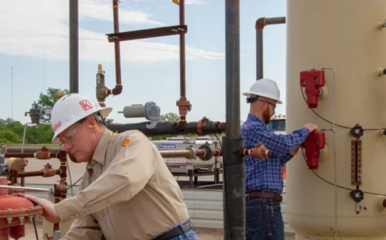 Técnicos de BullSupply realizando mantenimiento y calibración de instrumentación en planta industrial.
