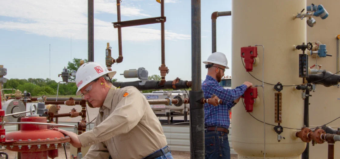 Técnicos de BullSupply realizando mantenimiento y calibración de instrumentación en planta industrial.